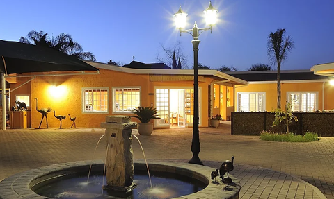 Eingang Casa Piccolo - Namibia mit Jugendlichen