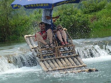 Wasserspaß während einer Bambusfloßfahrt auf dem Yulong-Fluss – China Reise mit Kindern