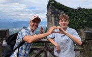 Zwei Personen posieren vor bergiger Landschaft - China Family & Teens - China mit Kindern & Jugendlichen