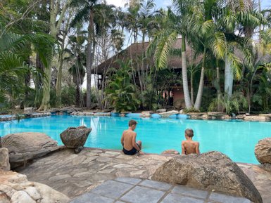 Kinder baden fröhlich im Swimmingpool im Makutsi Game Reserve – Südafrika Familienreise