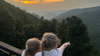 Kinder erkunden den grünen Garten der Munduk Sari Garden Villa – Bali Reise mit Kindern