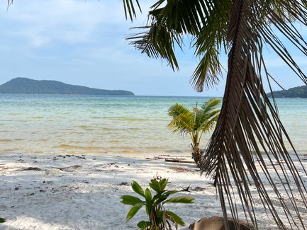 Weißer Sand und Palmen am Strand von Koh Rong Samloem – Kambodscha Reise mit Kindern