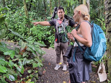 Teenager lauscht dem Guide im EcoCentro Danaus in Alajuela – Costa Rica Reise mit Kindern