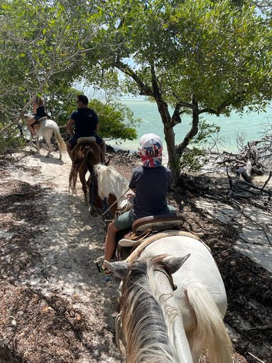 Kinder reiten am Strand entlang auf der Insel Holbox – Mexiko mit Kindern