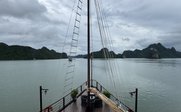 Bug eines Schiffes bei einer Bootsfahrt durch Halong-Bucht - Vietnam for family Summer - Vietnam mit Kindern im Sommer