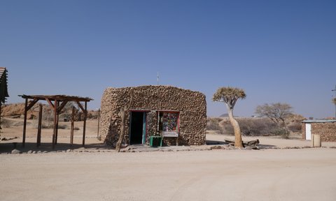 Außenansicht Rezeption Spitzkoppe Campsite - Namibia Reise mit Kindern