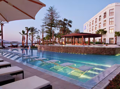 Beleuchteter Außenpool Abend im Hilton Luxor Resort & Spa – Ägypten Reise mit Kindern