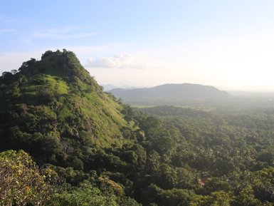 Landschaft mit grünen Hügeln und Tälern im Horton Plains Nationalpark – Sri Lanka Reise mit Kindern