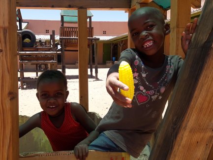Zwei einheimische Kinder auf einem Spielplatzt - Namibia mit Jugendlichen