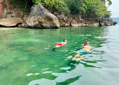 Kinder entdecken die Unterwasserwelt beim Schnorcheln an den klaren Küsten von Langkawi – Malaysia & Borneo Reise mit Kindern