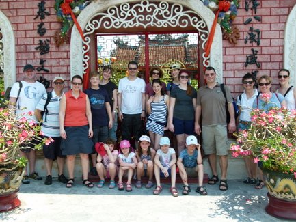 Reisende stehen vor einem historischen Tempel in Hoi An – Vietnam mit Kindern
