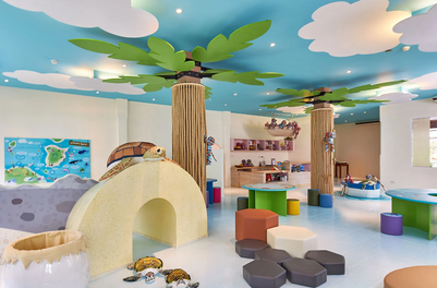 Ein farbenfroher Kinderclub mit Palmen, Spielbereichen und einem einladenden, kreativen Ambiente für Kinder.