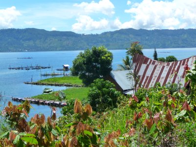 Weitläufiger Tobasee umgeben von grünen Hügeln – Bali Familienreise