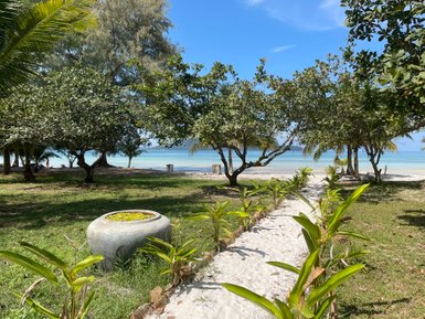 Sandstrand mit grünem Küstenweg auf Koh Rong Samloem – Kambodscha mit Kindern