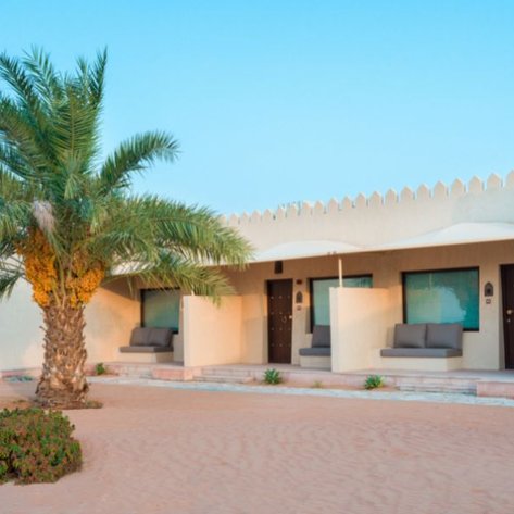 Außenansicht des Desert Nights Camps eingebettet in die Wüstenlandschaft – Oman Reise mit Kindern