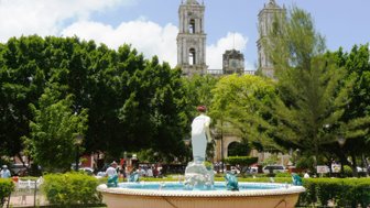 Springbrunnen im zentralen Stadtpark von Valladolid – Mexiko mit Kindern
