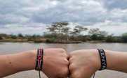 Kinder zeigen selbstgemachte Armbänder - Kenia Ziwani Wilschutzgebiet mit Kindern