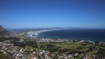 Panoramaausblick auf Hermanus mit Stadt und Ozean – Garden Route mit Kindern