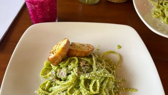 Leckeres Gericht serviert bei Yayasan Widya Guna – Bali Familienreise