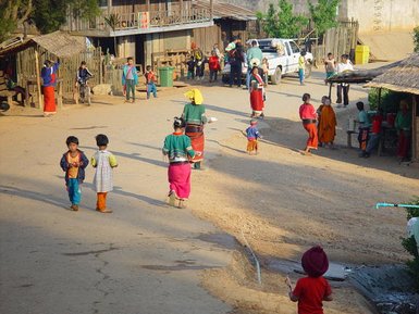 Blick auf Einwohner und Gebaeude des Dorfes Mai Doi Ang Khang in Chiang Mai - Thailand Reise mit Kindern
