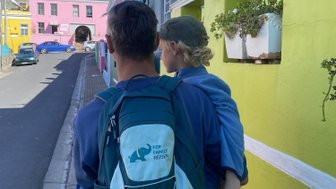 Vater und Kind erkunden die bunten Häuser im Bo-Kaap – Südafrika mit Kindern