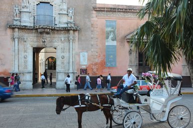 Historische Kolonialfassade des Museo Casa de Montejo in Mérida – Mexiko Familienreise