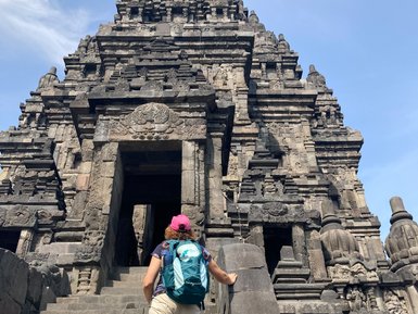 Frau erklimmt die Treppe zum Prambanan-Tempel – Indonesien mit Kindern