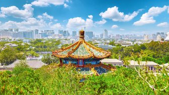 Panoramablick vom Hügel des Jingshan Parks über die Dächer von Peking – China Reise mit Kindern