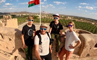 Familie macht Selfie am Jabrin Fort in Jabrin – Oman Familienreise