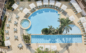 Luftaufnahme des Pools im Four Seasons Hotel Cairo mit Blick auf den Poolbereich – Ägypten Reise mit Kindern