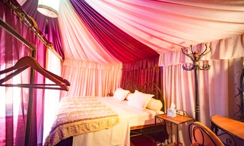 Gemütliches Zimmer im Camp Erg Chegaga – Marokko Familienurlaub