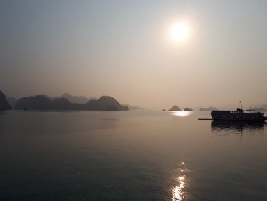 Sonnenuntergang über dem Wasser der Halong-Bucht – Vietnam mit Kindern