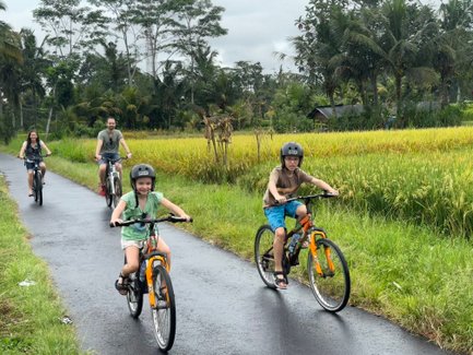 Kinder fahren gemeinsam Fahrrad durch Ubud – Bali Familienreise