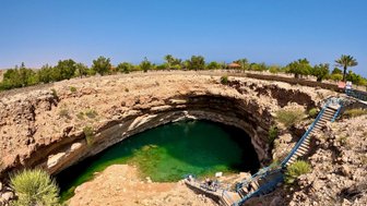 Luftaufnahme des Bimah Sinkholes bei Bimah – Oman Reise mit Kindern