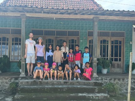 Familie macht ein Foto gemeinsam mit Einheimischen in Candirejo – Indonesien Reise mit Kindern