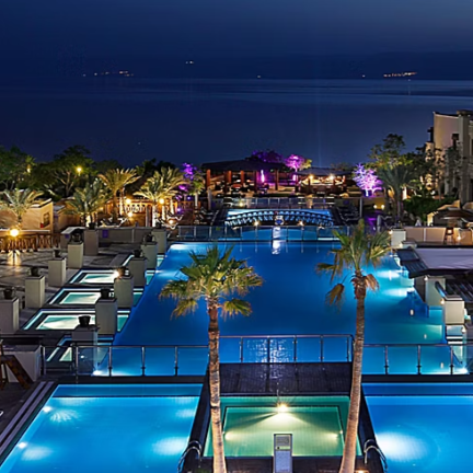 Abendbeleuchtung Poolanlage Holiday Inn Dead Sea - Jordanien Familienreise