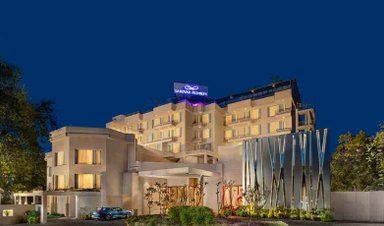Das Sarovar Premiere Hotel in Jaipur strahlt Eleganz aus, mit modernen architektonischen Elementen und einer stilvollen Fassade.