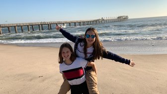 Zwei Kinder stehen am Strand - Namibia mit Jugendlichen