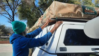 Zwei Kinder bauen Dachzelt von Jeep auf - Namibia Familienurlaub