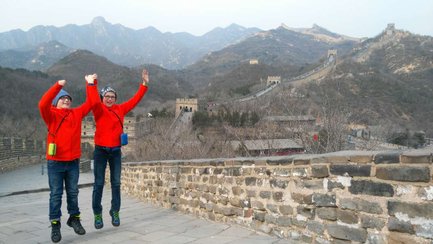 Zwei Kinder genießen den Ausblick von der Großen Mauer – China Familienreise