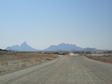 Berge am Ende einer Wüstenstraße - Namibia mit Jugendlichen