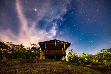 La Tigra Rainforest Lodge stimmungsvoll beleuchtet bei Nacht – Costa Rica mit Kindern