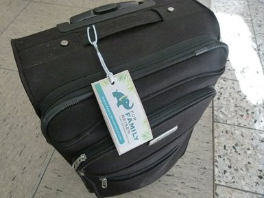 Gepackter Koffer mit For Family Reisen Anhänger steht bereit am Flughafen – Sri Lanka Familienreise