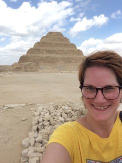 Eine Frau macht ein Selfie vor der Stufenpyramide von Sakkara – Ägypten Reise mit Kindern