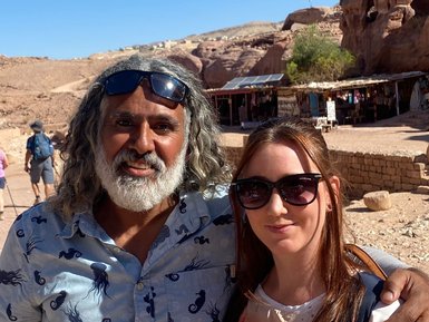 Jenny und Beduine aus Petra - Jordanien Urlaub mit Kindern