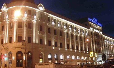 Das Hotel Continental Forum in Sibiu erstrahlt nachts in warmem Licht, das die elegante Architektur betont.