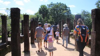 Eine Familie erkundet die imposanten Felsensäulen rund um Polonnaruwa – Sri Lanka Reise mit Kindern