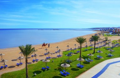Blick auf den Strand des Jaz Aquamarine Resorts in Hurghada – Ägypten Reise mit Kindern