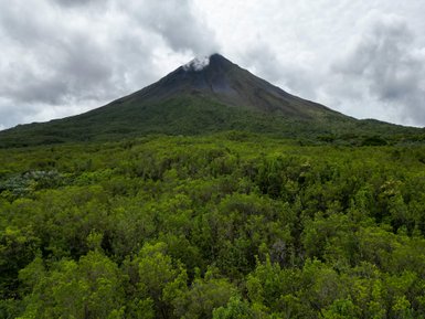 Familie auf naturreicher Wanderung im Vulkan Arenal Nationalpark - Costa Rica Familienreise