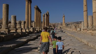 Säulenweg in Ausgrabungsstätte Jerash - Jordanien Familienreise